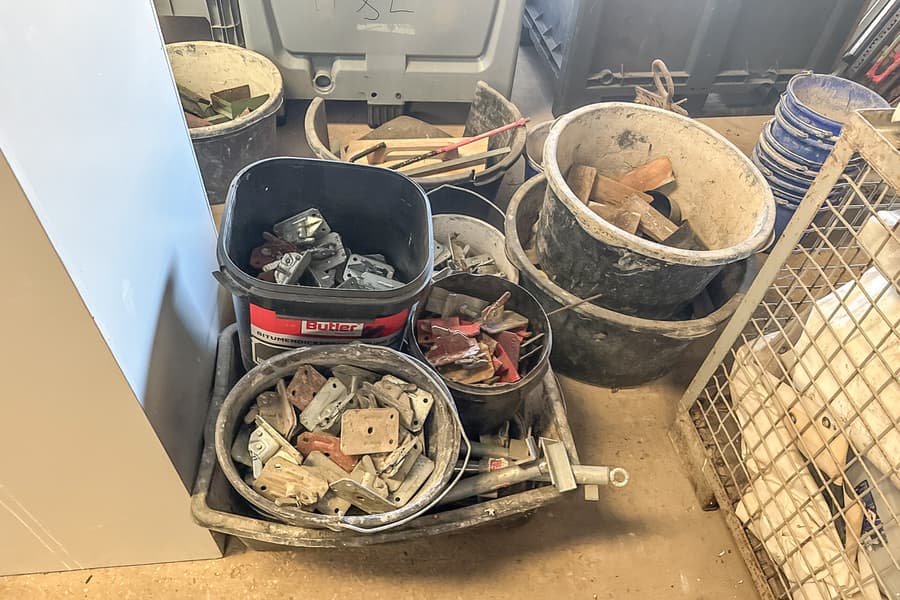 Posten diverse Kübel mit Baumaterialien